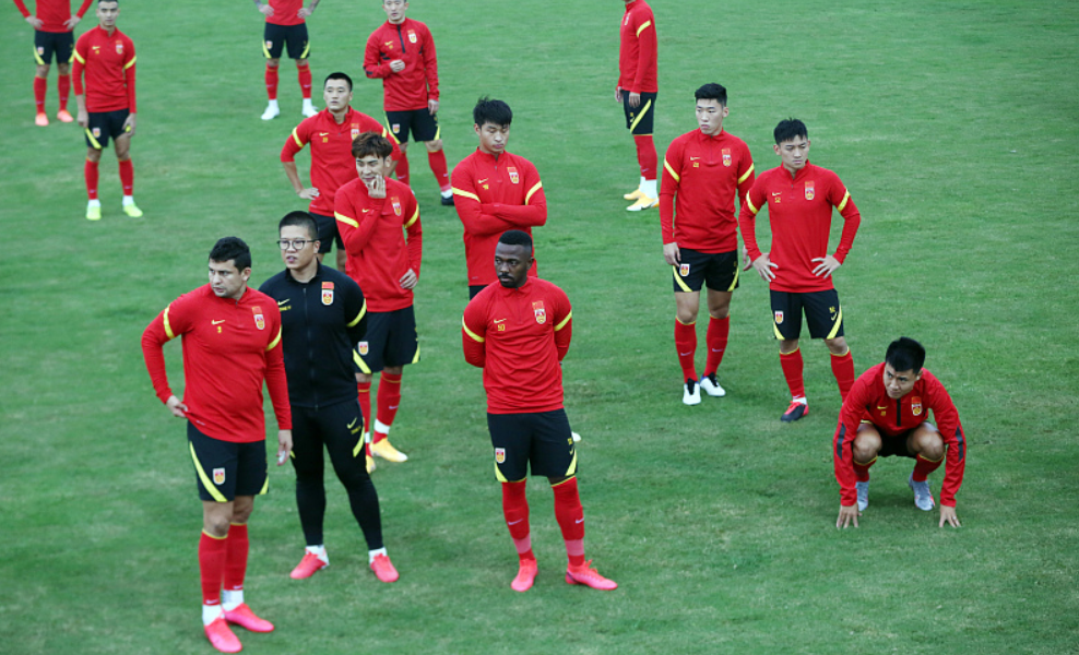 窗口期突围战来临；埃因霍温围绕中超官宣签约；引发热议；年轻球员得到机会的简单介绍